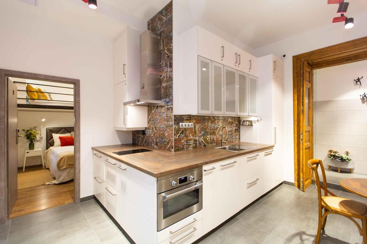 Premium Rooms By Hi5 - Style At The Comedy Theater Βουδαπέστη Εξωτερικό φωτογραφία