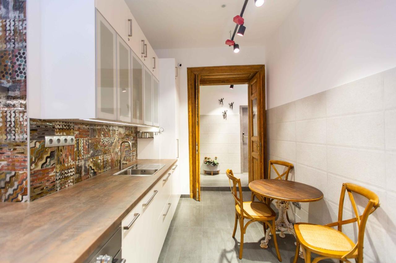 Premium Rooms By Hi5 - Style At The Comedy Theater Βουδαπέστη Εξωτερικό φωτογραφία
